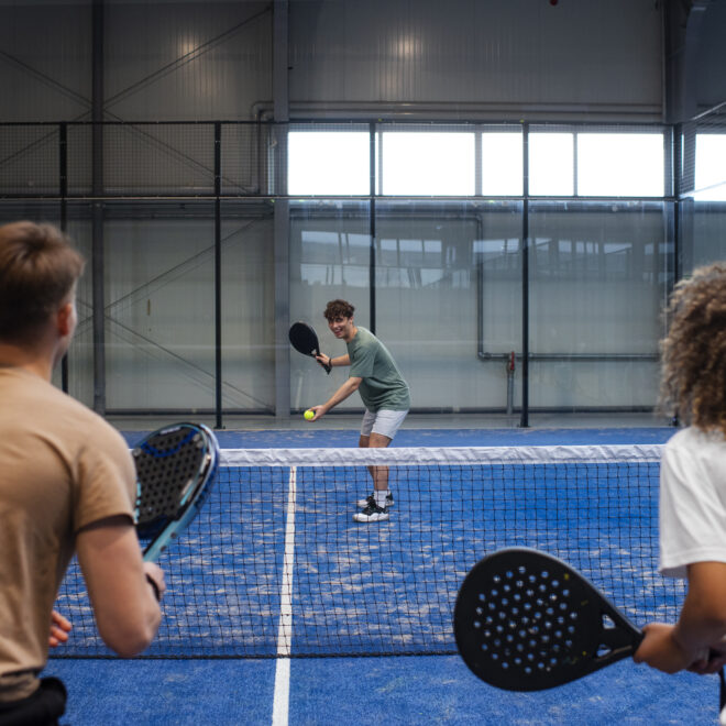 Warum Padel in der Schweiz immer beliebter wird: Ein neuer Lieblingssport für Jung und Alt